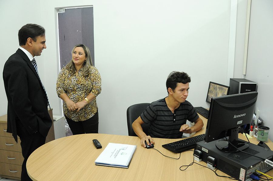 Defensor público geral, Marlon Amorim, cumprimenta servidores durante visita
