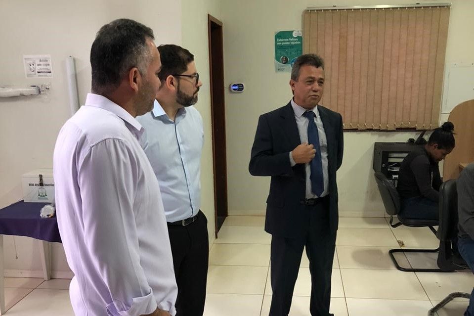 Subcorregedor-geral  Kita Maciel durante correições em Augustinópolis