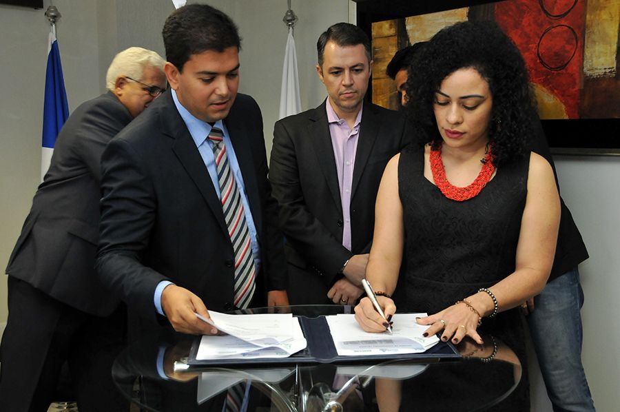 Defensor e coordenador do Nudecon Fabrício Silva Brito, subdefensor Alexandre Augustus El Zayek (c) e a Secretária Gleide Braga durante a assinatura do Termo