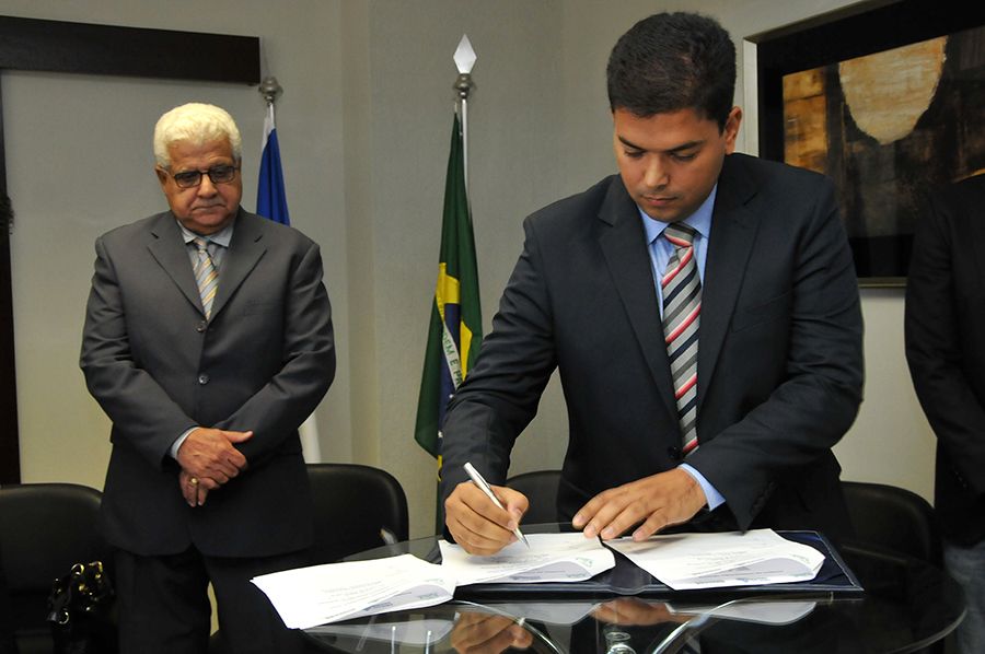 Superintendente do PROCON, Nelito Cavalcante e o Defensor e coordenador do Nudecon Fabrício Silva Brito durante assinatura do Termo