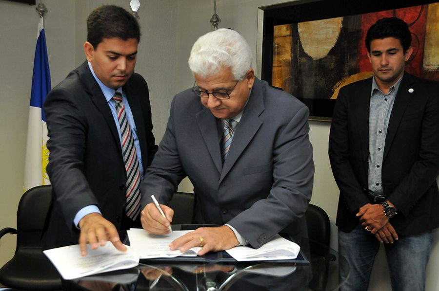 Defensor e coordenador do Nudecon Fabrício Silva Brito e o superintendente do PROCON, Nelito Cavalcante (c) e o secretário municipal de Integração Social e Defesa do Consumidor, Thiago Andrino durante assinatura do Termo