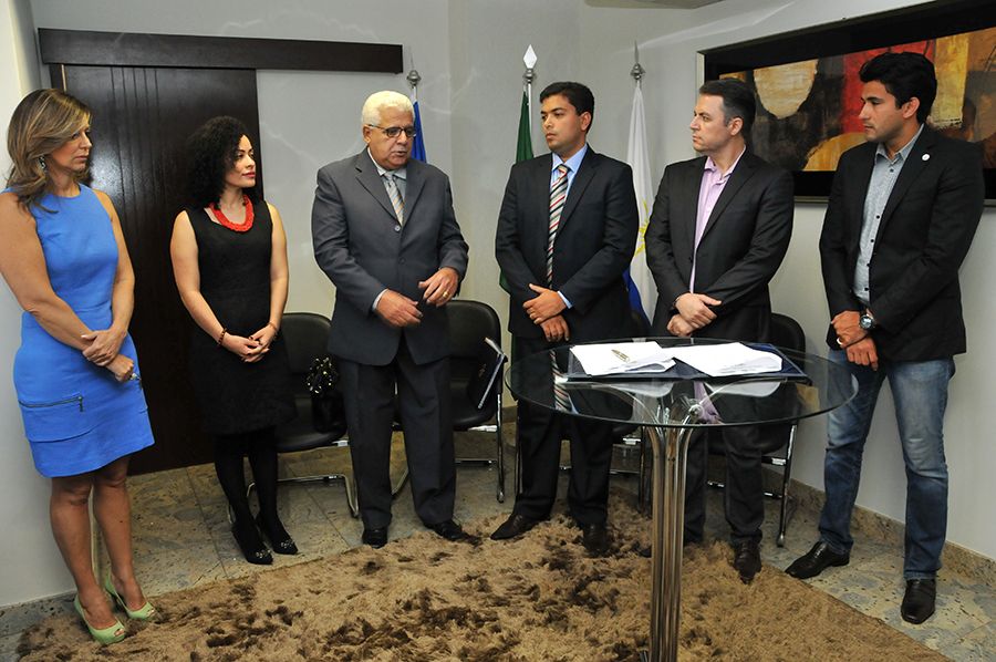 Corregedora geral Estellamaris Postal, secretária Gleide Braga, Sup. do PROCON/TO, Nelito Cavalcante, defensor e coordenador do Nudecon Fabrício Silva Brito, subdefensor Alexandre Augustus El Zayek e o sec. de Integ. Social e Defesa Thiago Andrino
