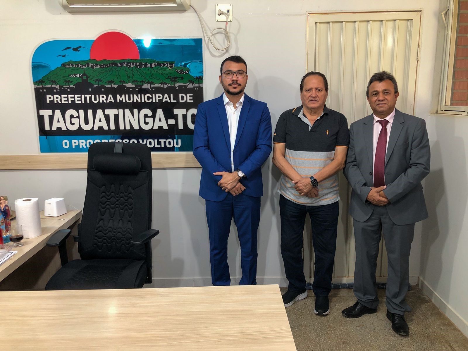 Defensor público Carlúcio Germano (E), o prefeito de Taguatinga Paulo Roberto e o Subcorregedor-Geral da DPE-TO
