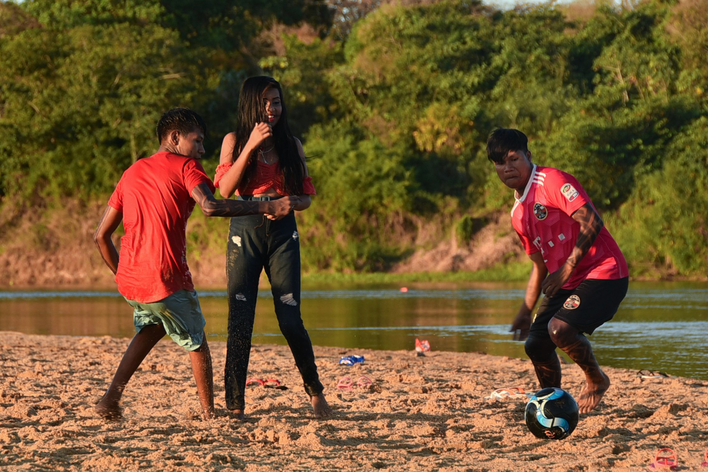 O futebol é referência para brincadeiras e outros esportes, como acontece na Aldeia Macaúba