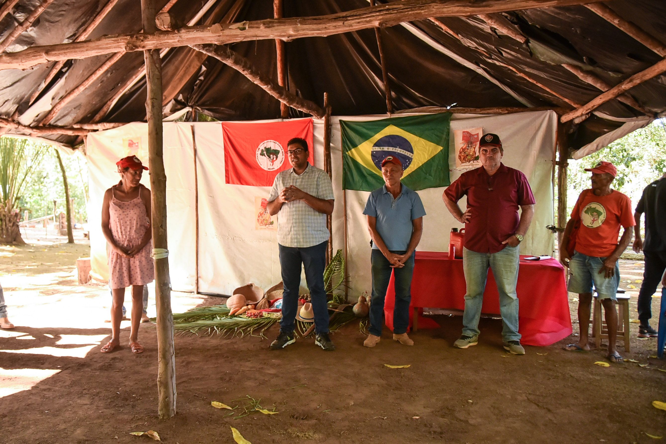 Defensor Público Fabrício Brito conversou com as pessoas acampadas no local