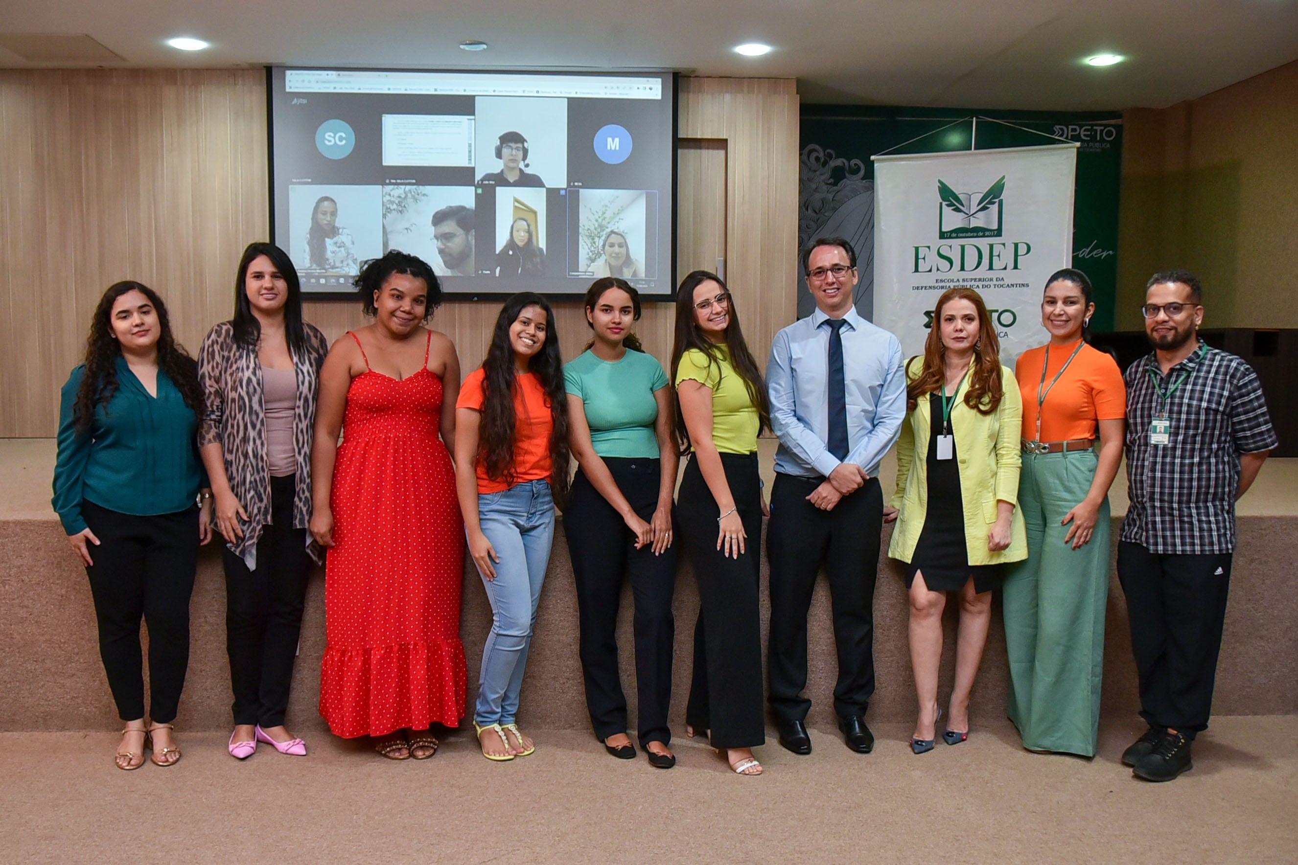 Estagiárias com a equipe da Defensoria Pública que fazem parte do projeto Viva