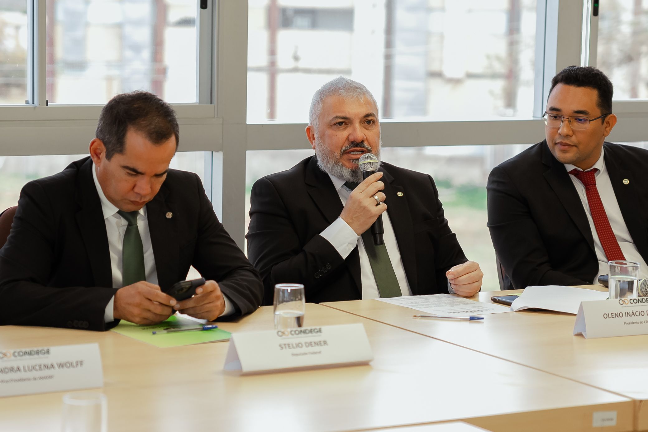 O presidente do Condege, Oleno de Matos (C), durante reunião do Conselho Nacional nesta terça-feira, 15