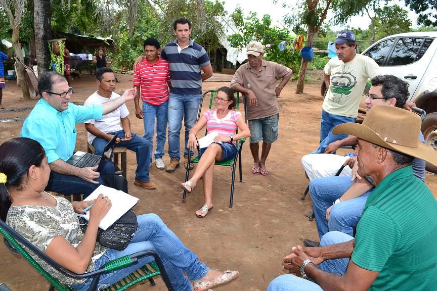 Agentes da CPT - Comissão Pastoral da Terra acompanham trabalhos.