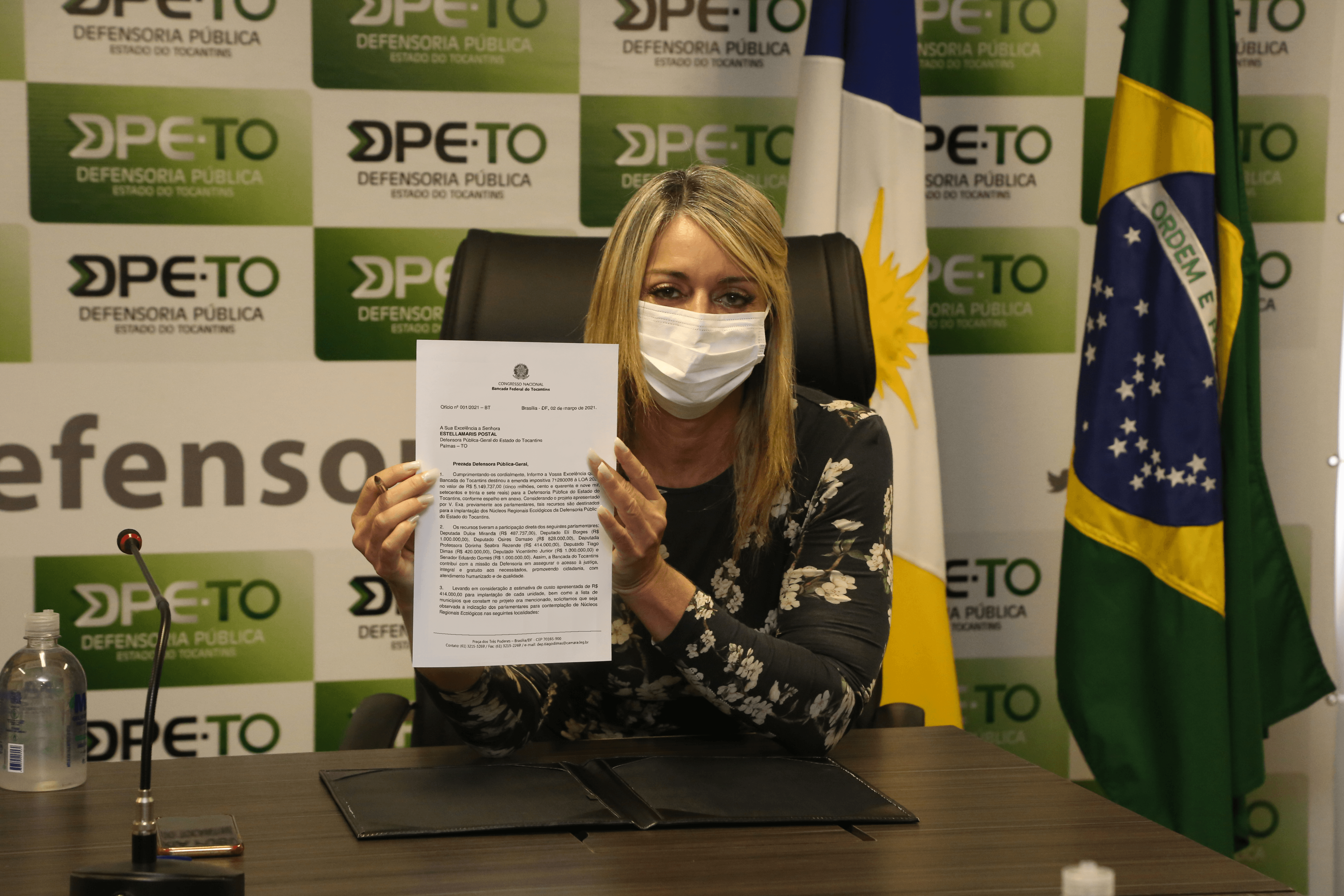 Estellamaris Postal, em março de 2021, mostrando documento que confirma emendas parlamentares para implantação dos Econúcleos