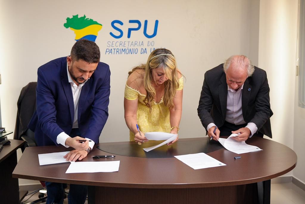 Assinaram o termo Estellamaris Postal, o secretário nacional do patrimônio da União, Lucio Andrade (D) e o superintendente do patrimônio da União no Tocantins, Edy César
