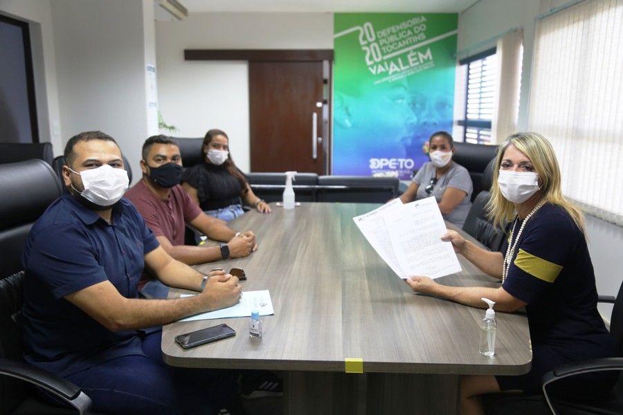 Reunião na sede da DPE-TO com vereadores de Natividade sobre a doação de área para implantação do Econúcleo no Município