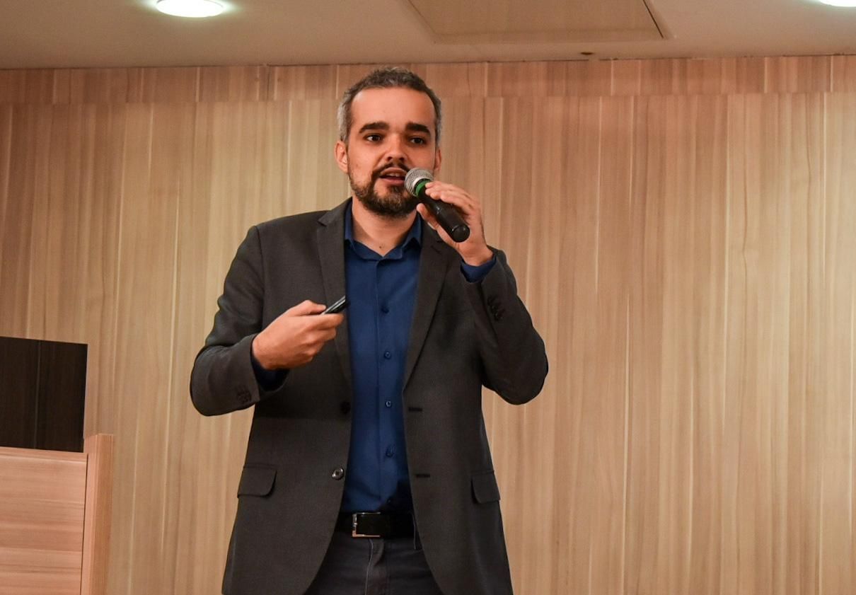 Em razão de sua experiência como defensor interamericano de direitos humanos, Davi Azevedo falou das dificuldades de análise de todas as petições encaminhadas ao Sistema pela Comissão
