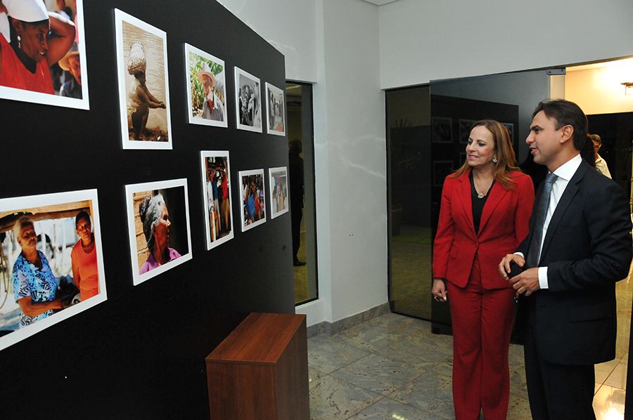 Defensor público geral, Marlon Amorim e a presidente do Tribunal de Justiça, Angela Prudente durante o lançamento da exposição fotográfica