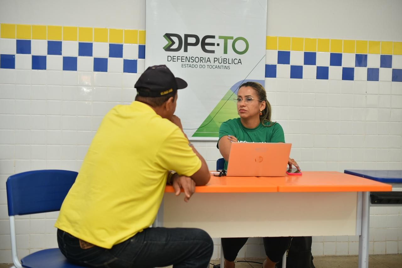 Defensora pública Chárlita Teixeira em atendimento na ação