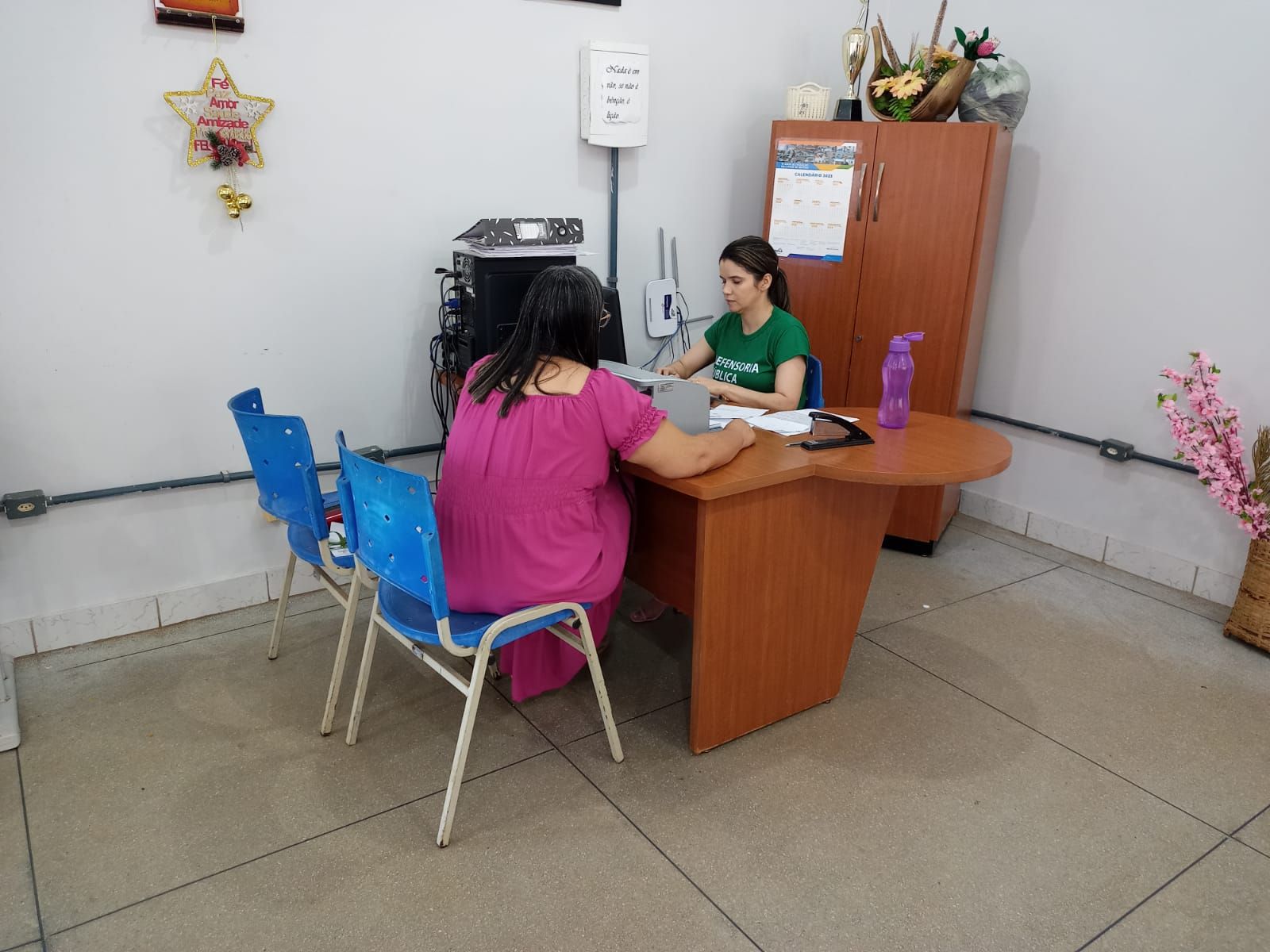 Defensora pública Ítala Graciella em atendimento no itinerante em Divinópolis