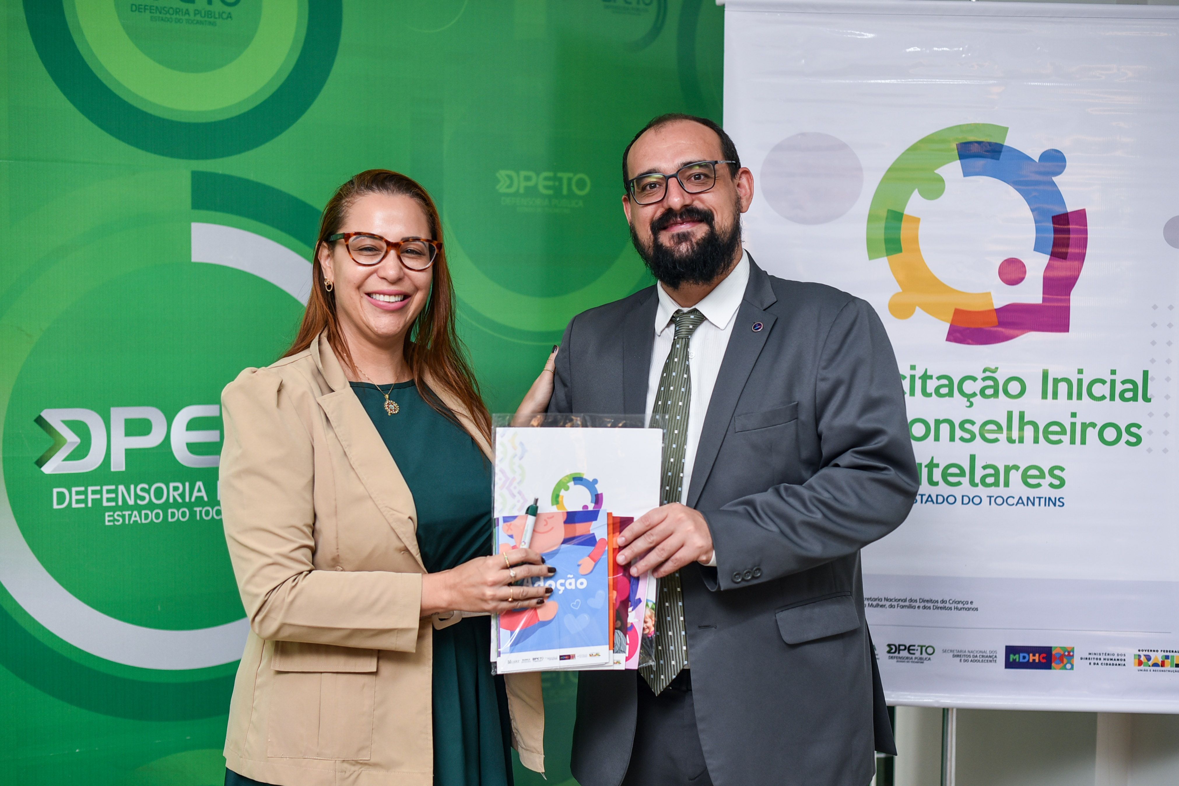 Coordenadora do Nudeca fez a entrega do kit ao representante do Governo Federal