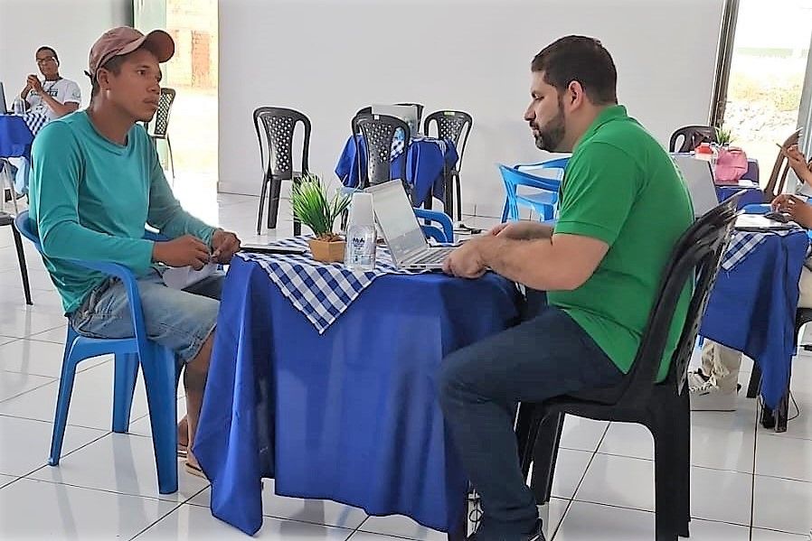Defensor público Alexandre Maia em atendimento em São Sebastião