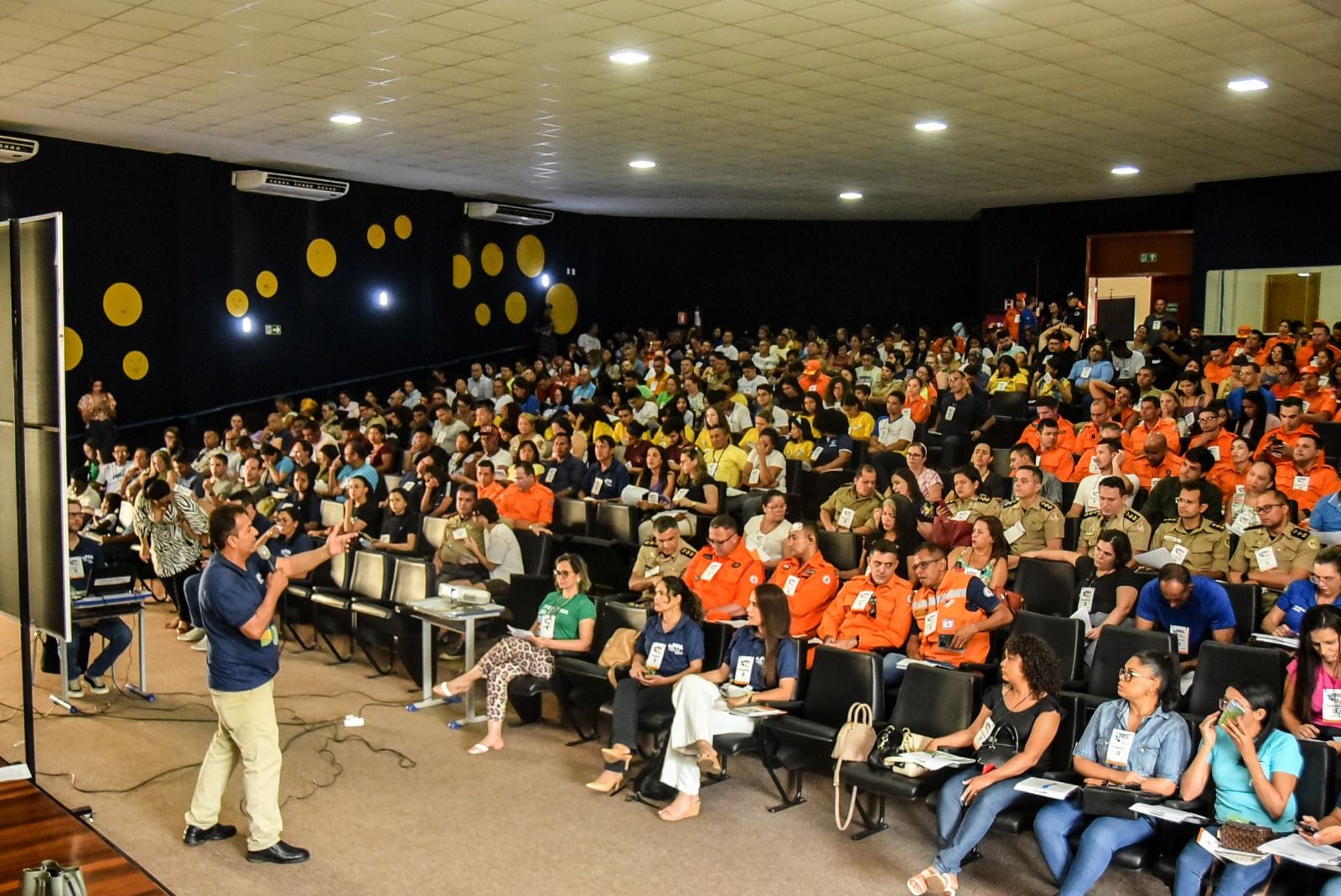Discussões técnicas foram realizadas no auditório da escola