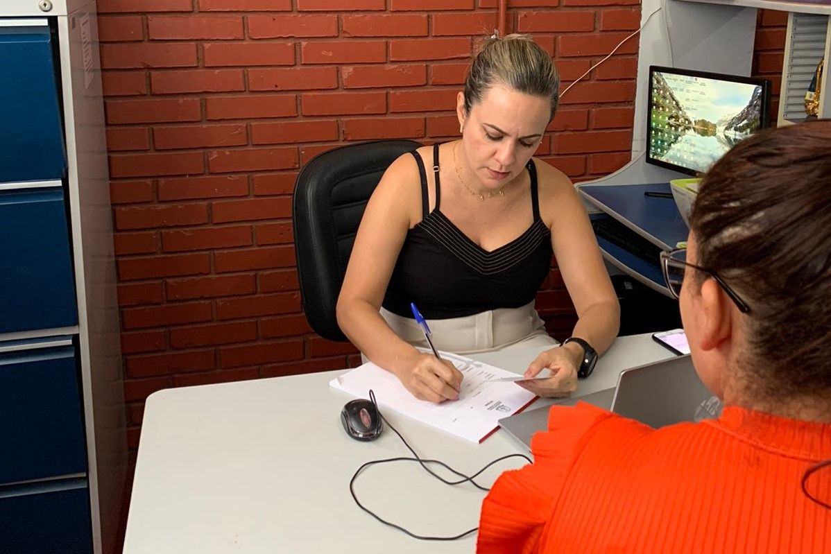 Defensora pública Pollyana Assunção em atendimento em Dueré