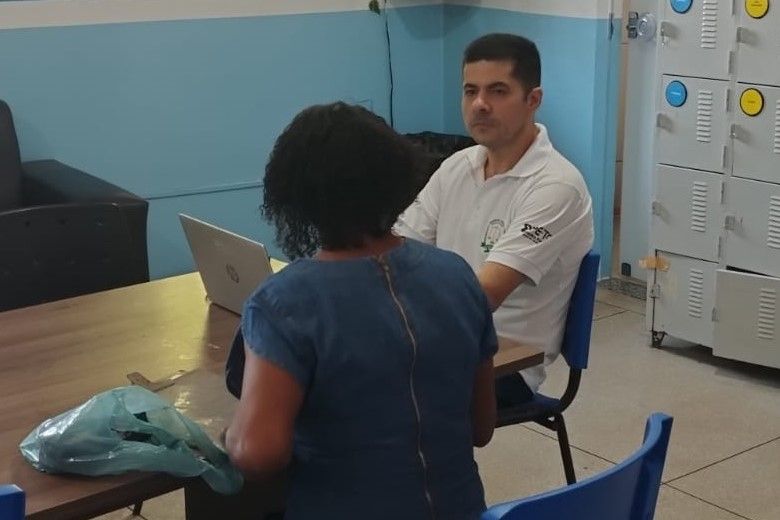 Defensor público Leandro Gundim em atendimento na ação