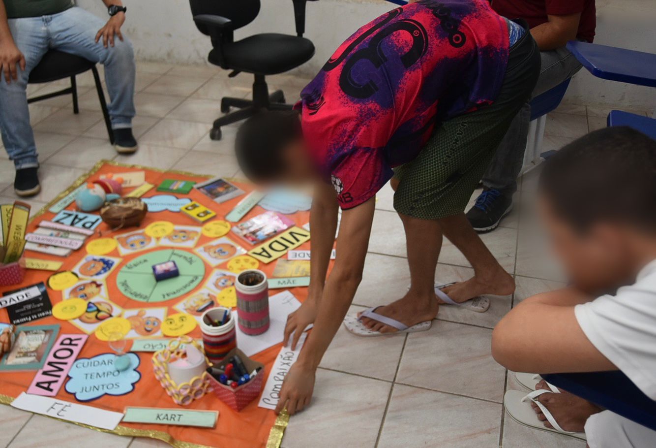 Adolescentes interagem e participam das atividades