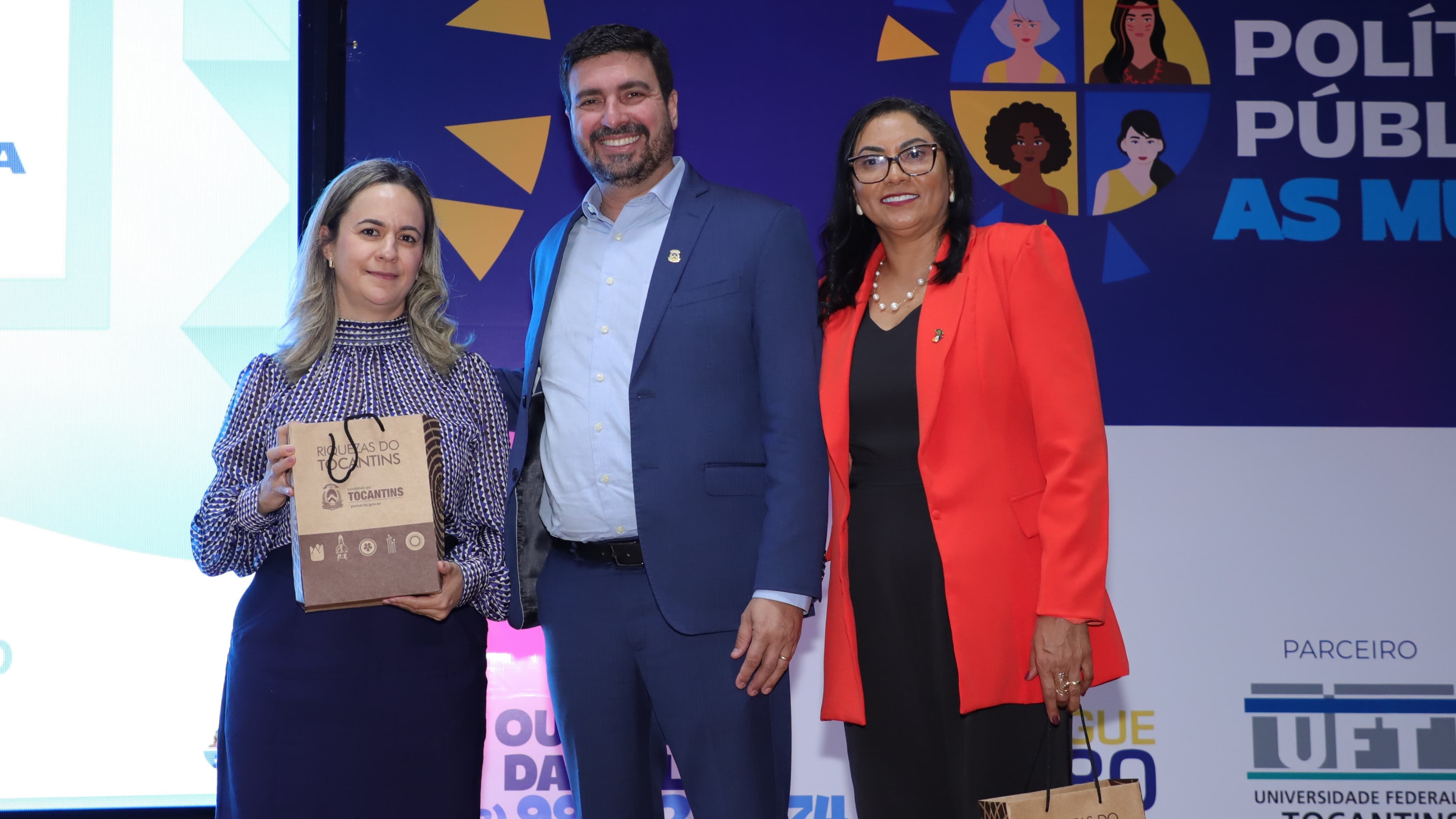 Pollyana Assunção (E) recebeu uma lembrança entregue pela secretária da Secmulher, Berenice Barbosa, e pelo reitor da Unitins, Augusto Rezende