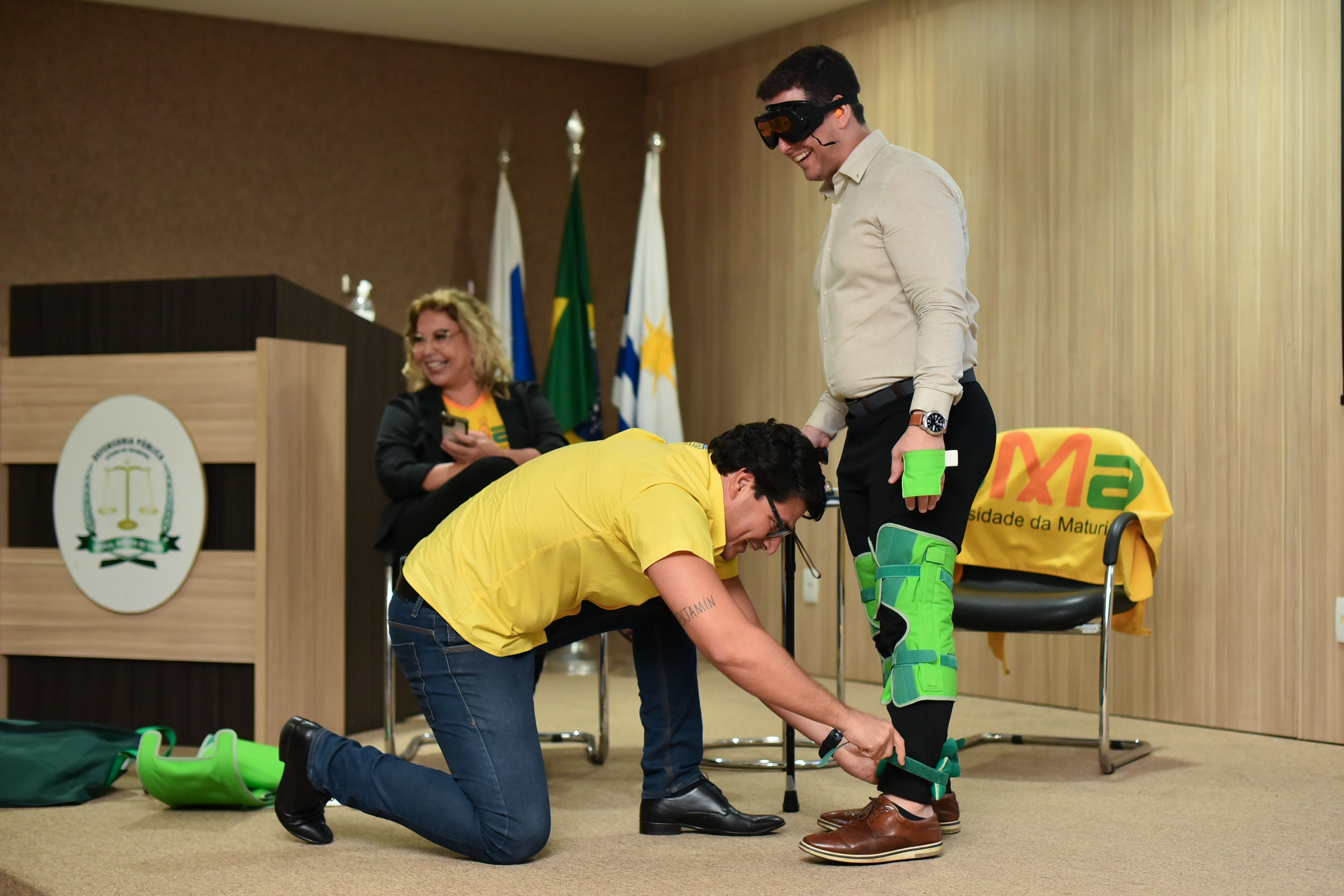 Palestrante realizou dinâmica para mostrar o desafio das pessoas idosas com as limitações físicas por conta da idade