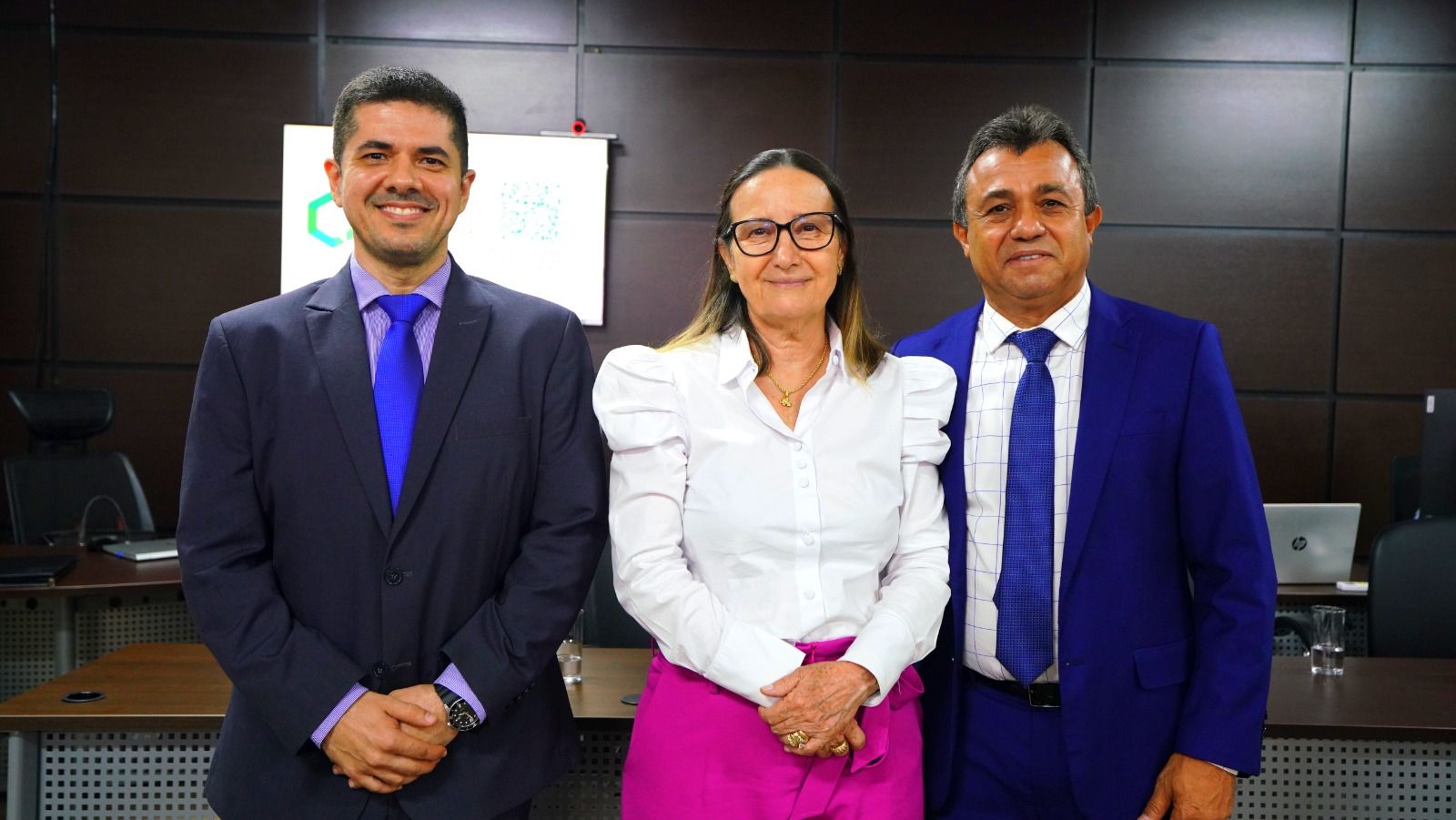 Os defensores públicos Leandro Gundim (E) e Kita Maciel (D) com a desembargadora Maysa Vendramini