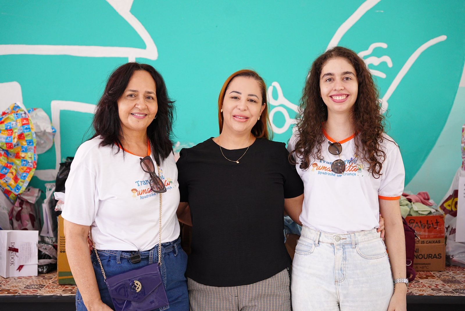 A defensora pública Elisa Maria (C), coordenadora do Nudeca, com a equipe do Núcleo da DPE-TO