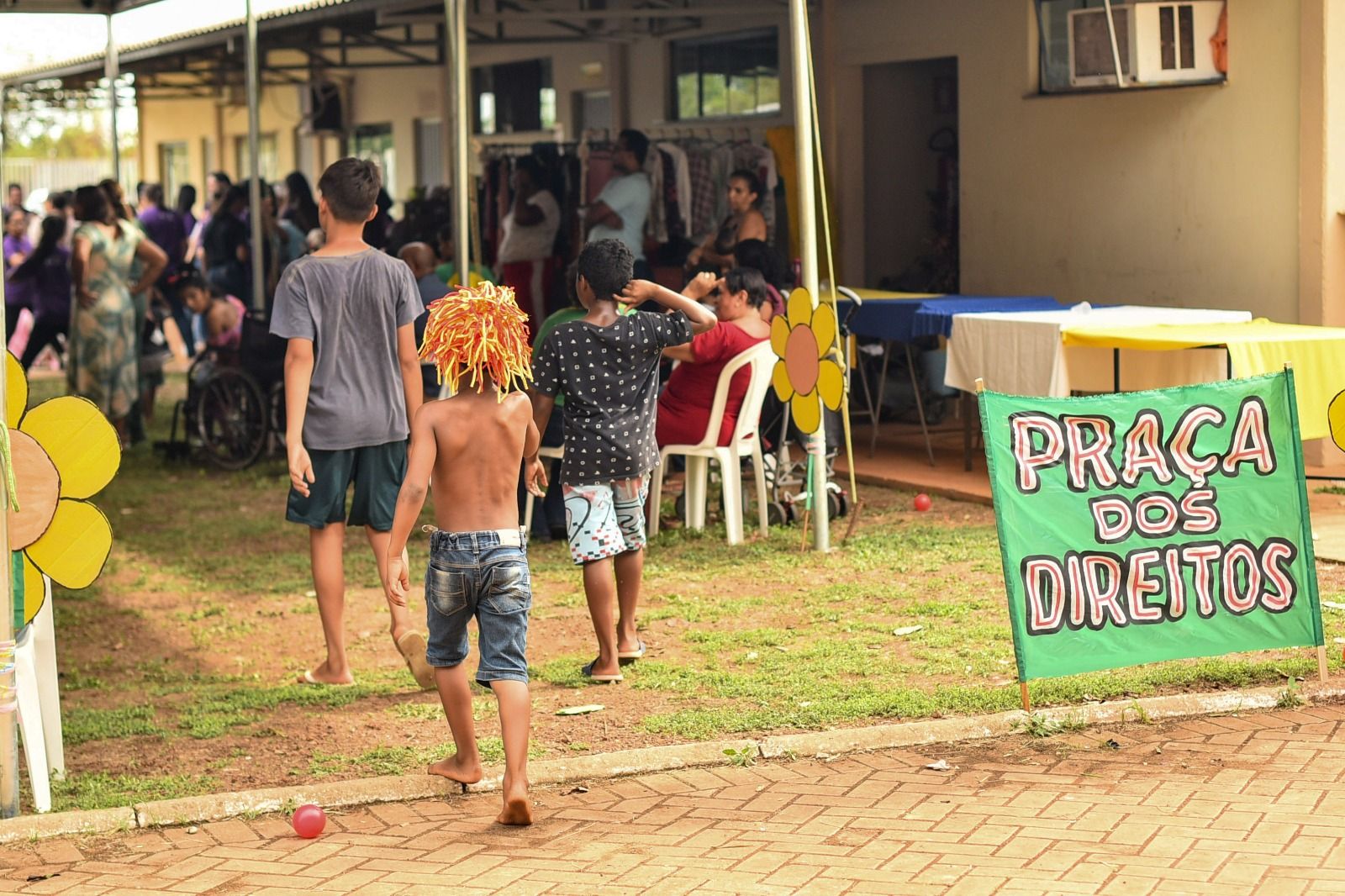Praça dos Direitos: espaço onde se falaram sobre direitos, educação, saúde, profissões e promoveram lições financeiras a partir de um brechó