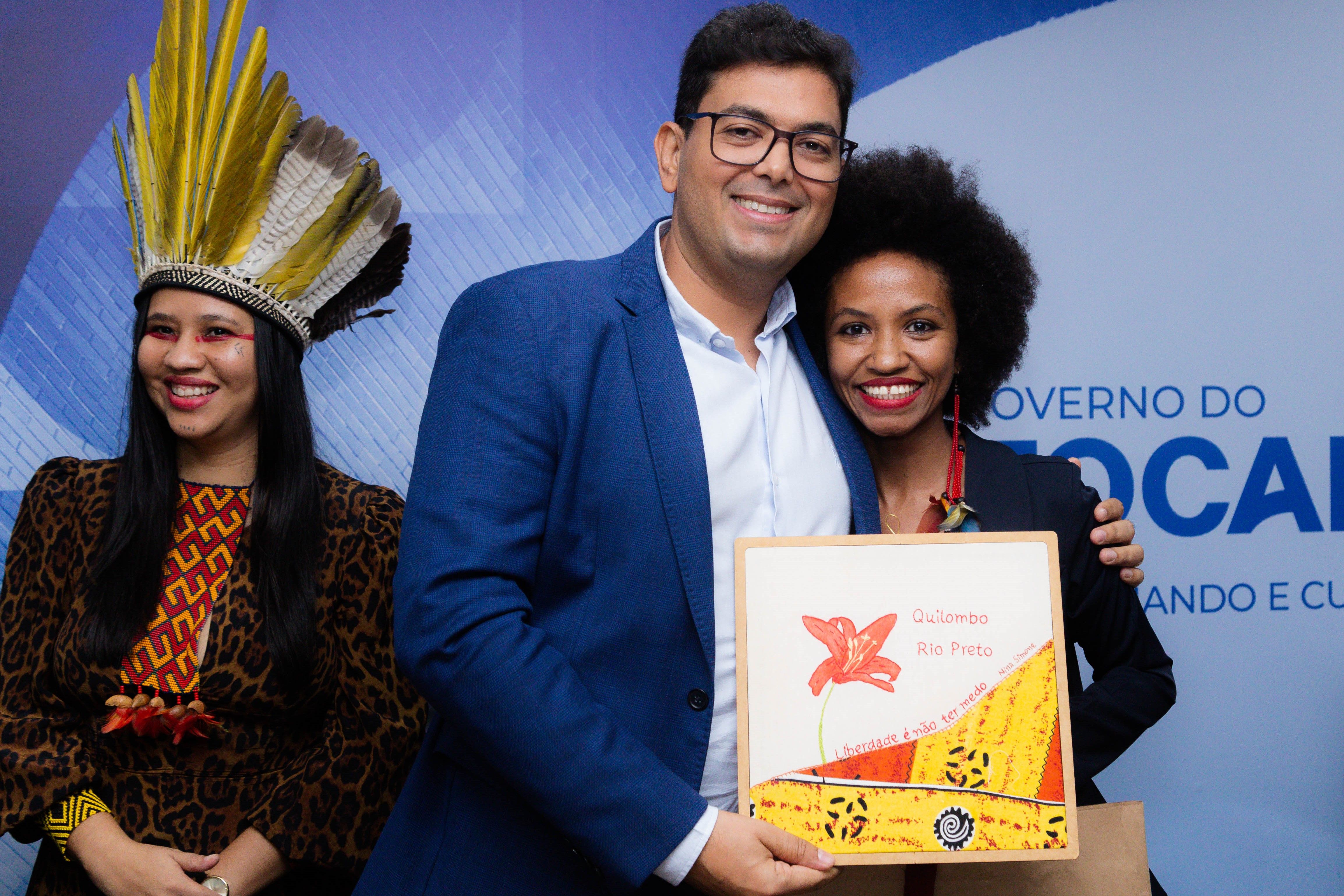 Entrega da homenagem ao defensor público Fabrício Brito