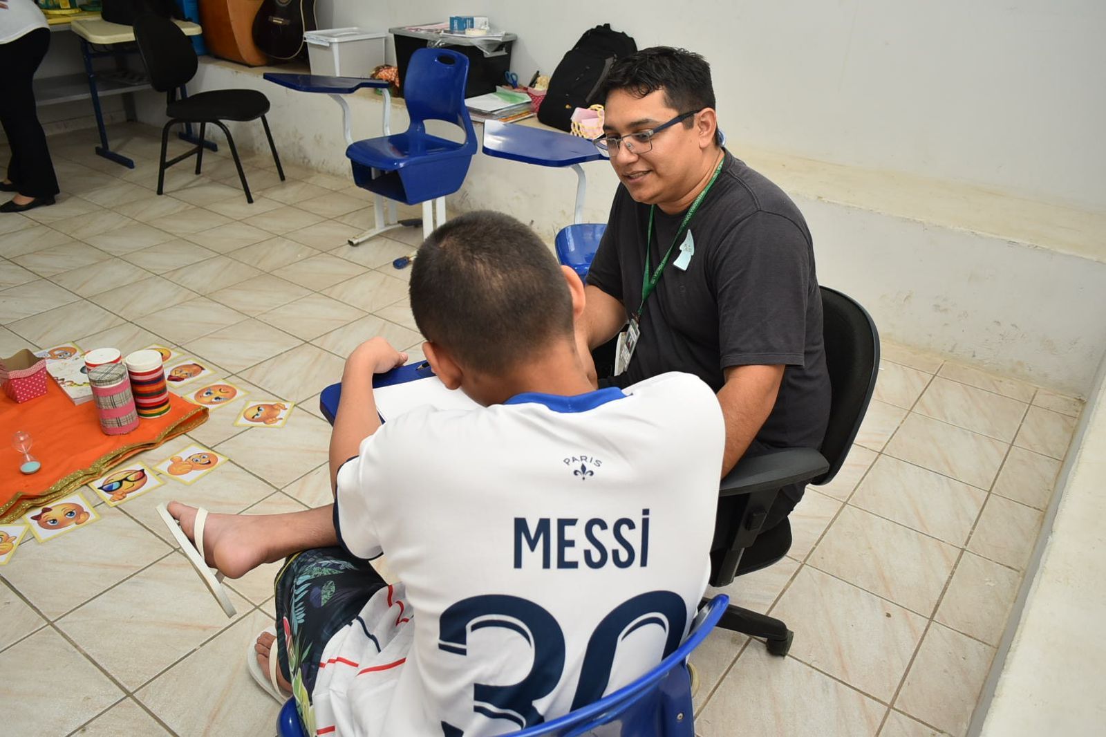 Cleyton Silva orientando um dos socieducandos participantes do projeto