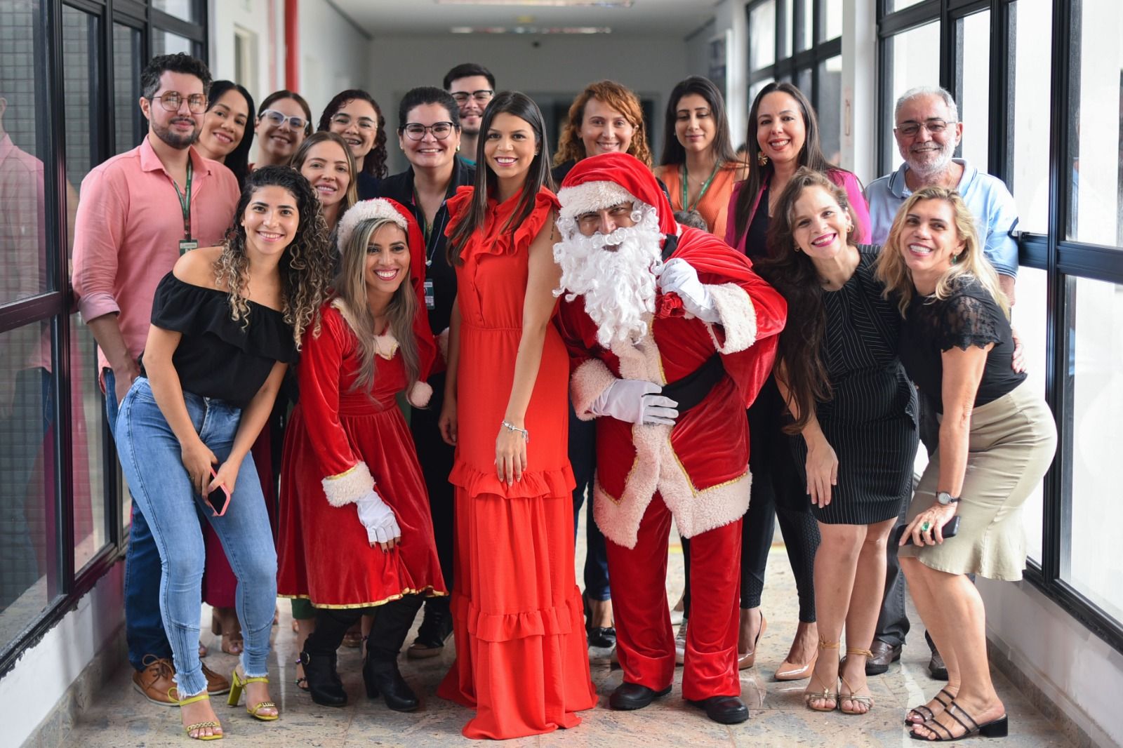 Membros e servidores com o Papai e Mamãe Noel dos Correios