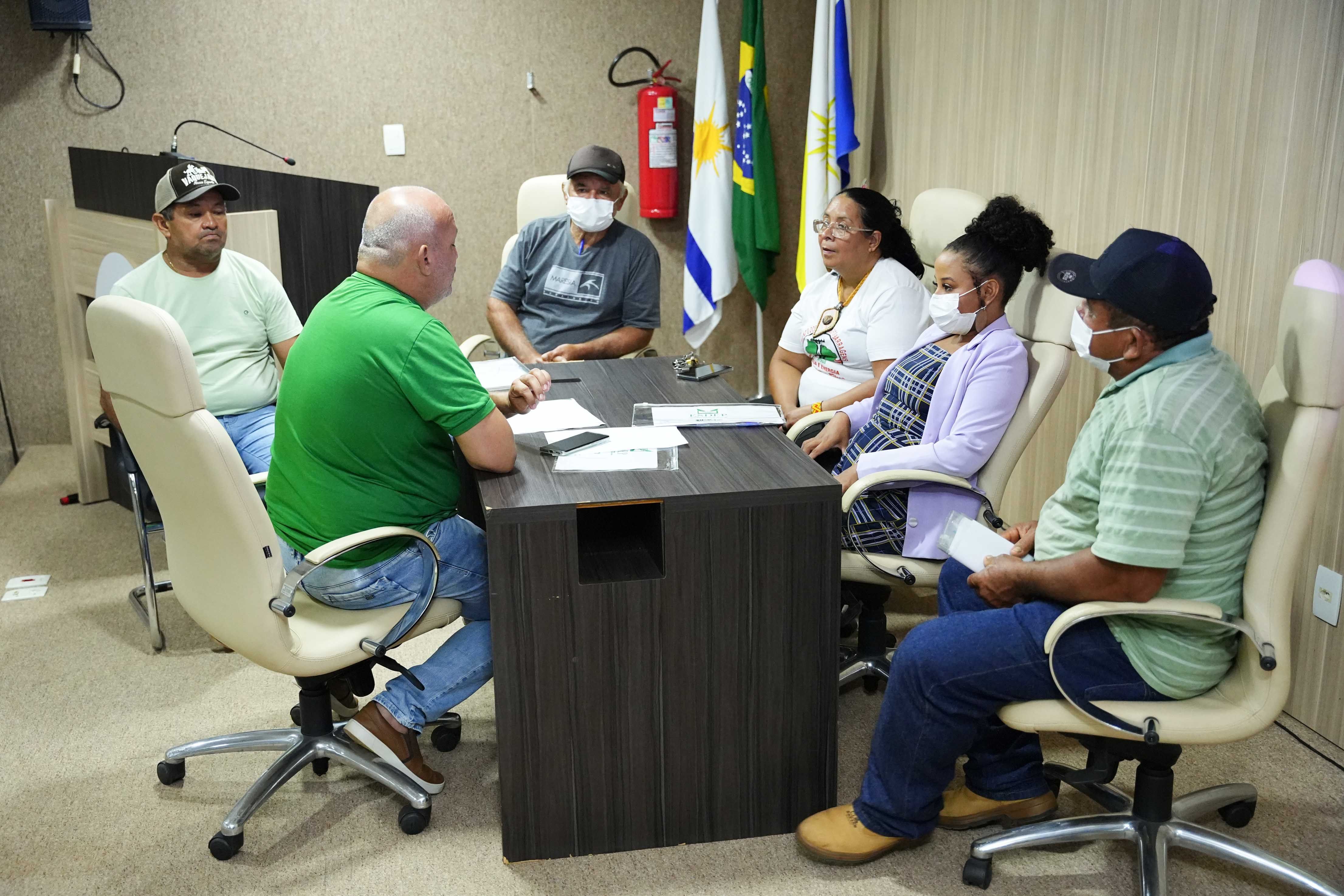 Participantes de dividiram em grupos para compartilhar informações