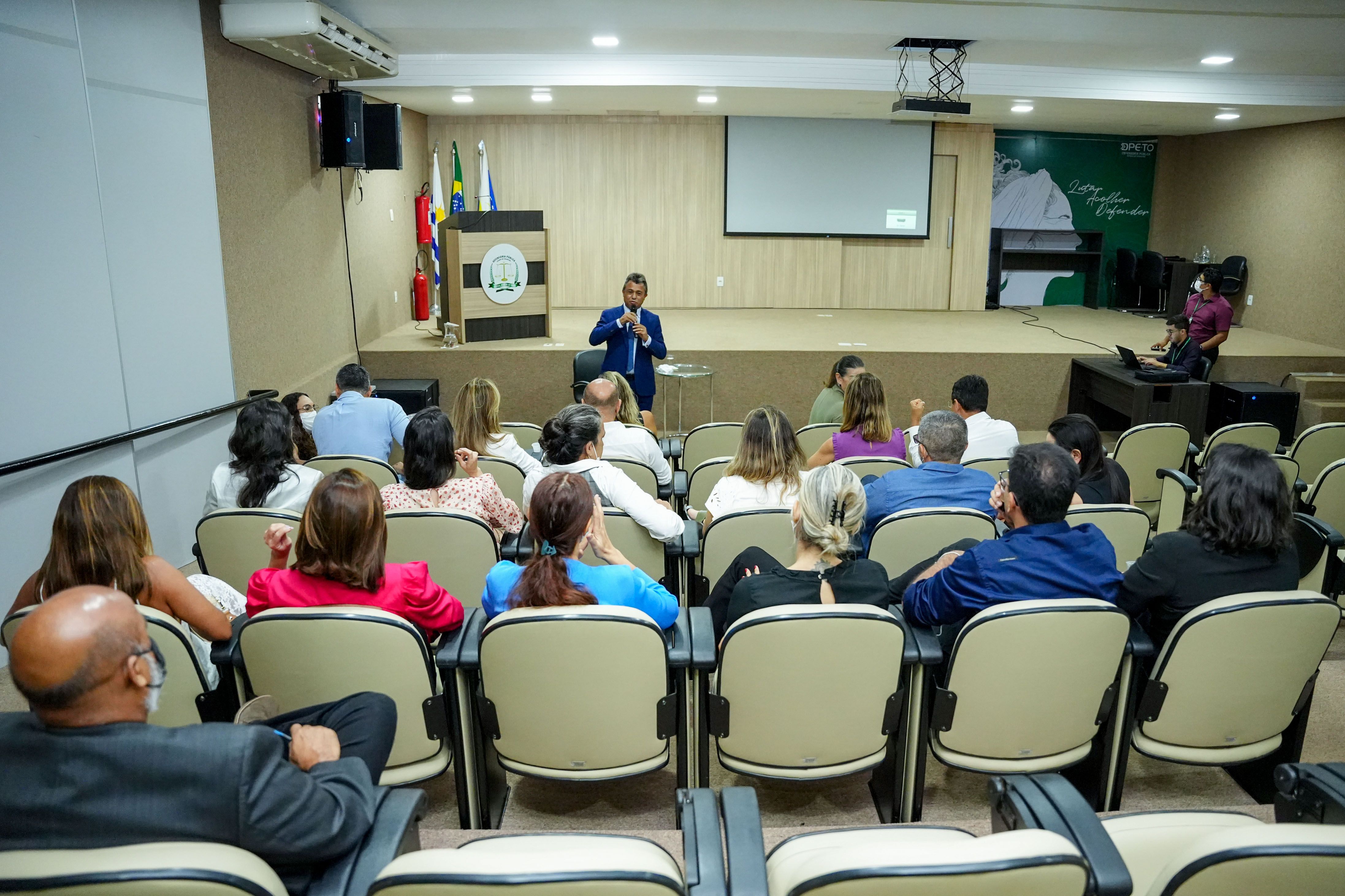 Subcorregedor-Geral durante reunião administrativa com membros da Instituição