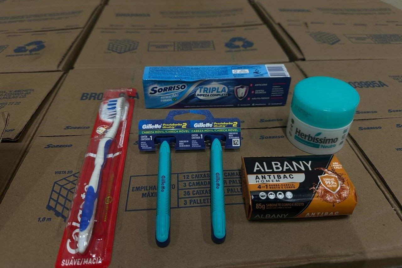 Kit é composto por aparelho de barbear, creme dental, desodorante em creme, escova dental e sabonete