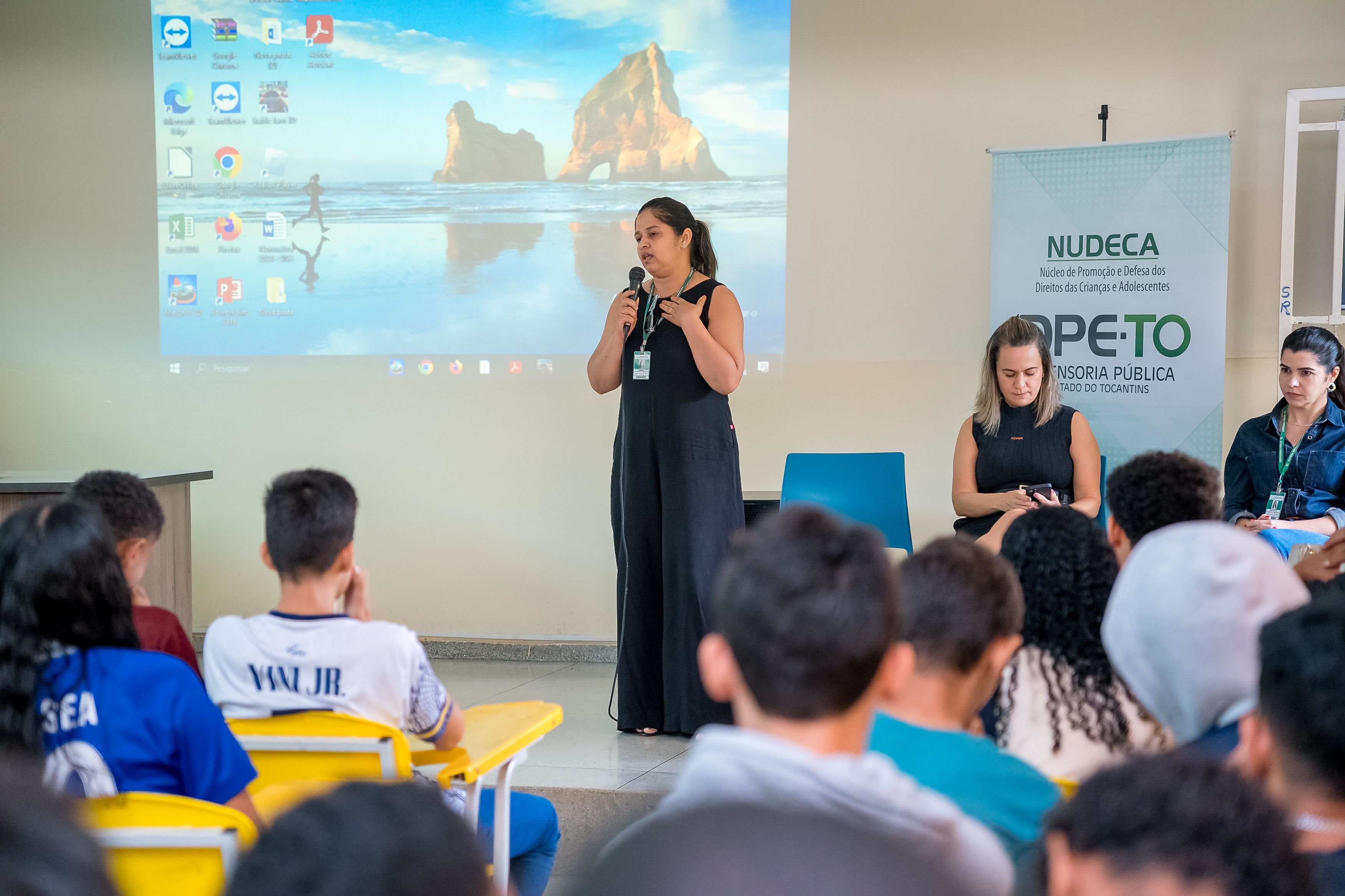 Pedagoga Girlane Cabral em conversa com os estudantes