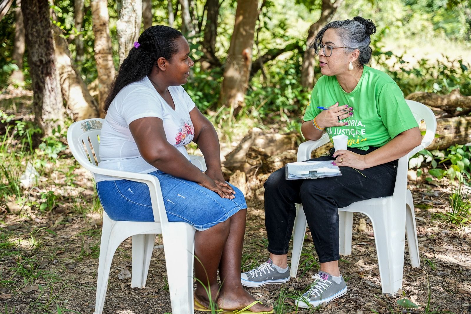 Defensora pública Kenia Martins em atendimento na comunidade Laginha