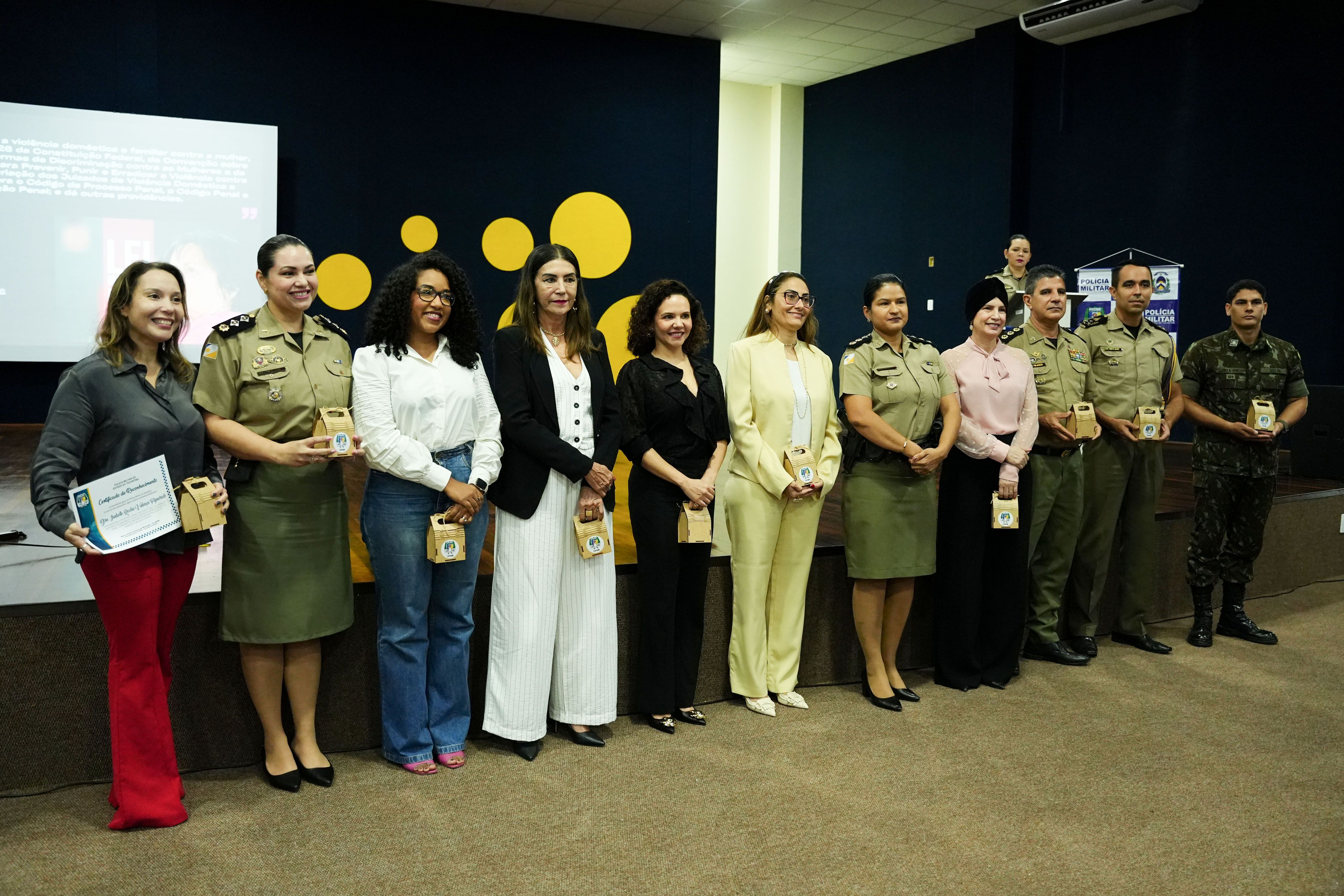Autoridades receberam uma homenagem em nome às instituições às quais representaram na ocasião