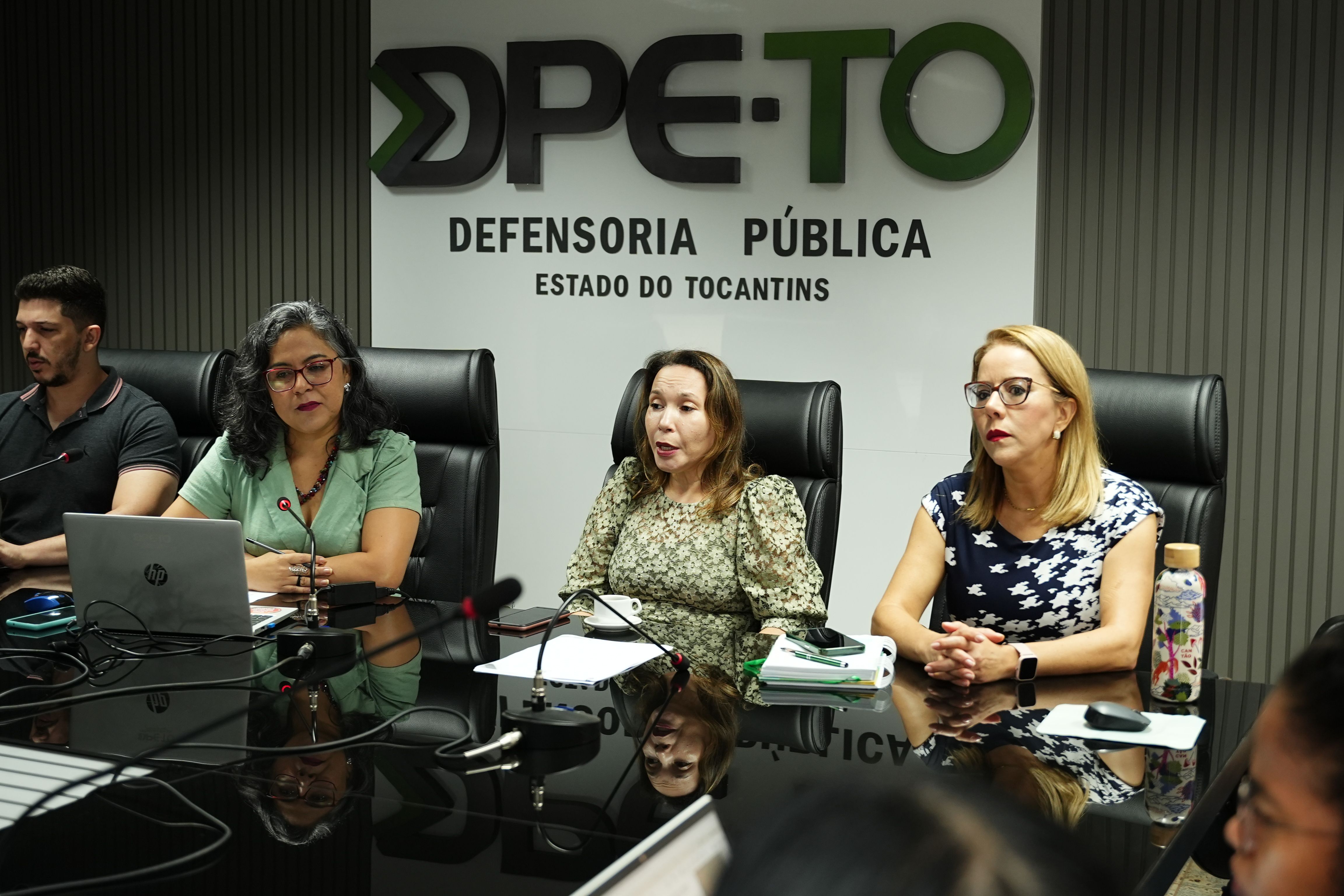 Convidada pela DPE-TO, a promotora de justiça Isabelle Valença [C] participou da reunião ladeada pelas defensoras públicas Kenia Pimenta [E] e Letícia Amorim [D]
