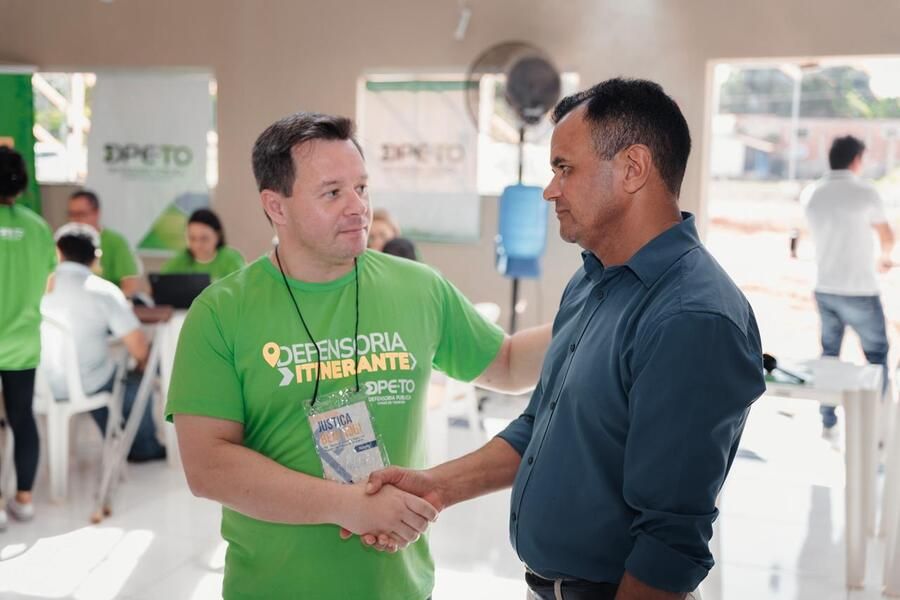 O 2º subdefensor público-geral do Estado, Danilo Frasseto Michelini, com o prefeito de Mateiros, Pastor João Martins (D)