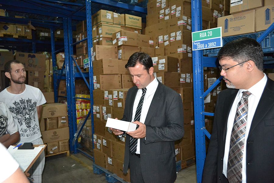 Defensor público Arthur Luiz Pádua Marques e o procurador regional dos Direitos do Cidadão Fábio Conrado Loula durante inspeção realizada no estoque regulador da Secretaria de Saúde do Estado do Tocantins