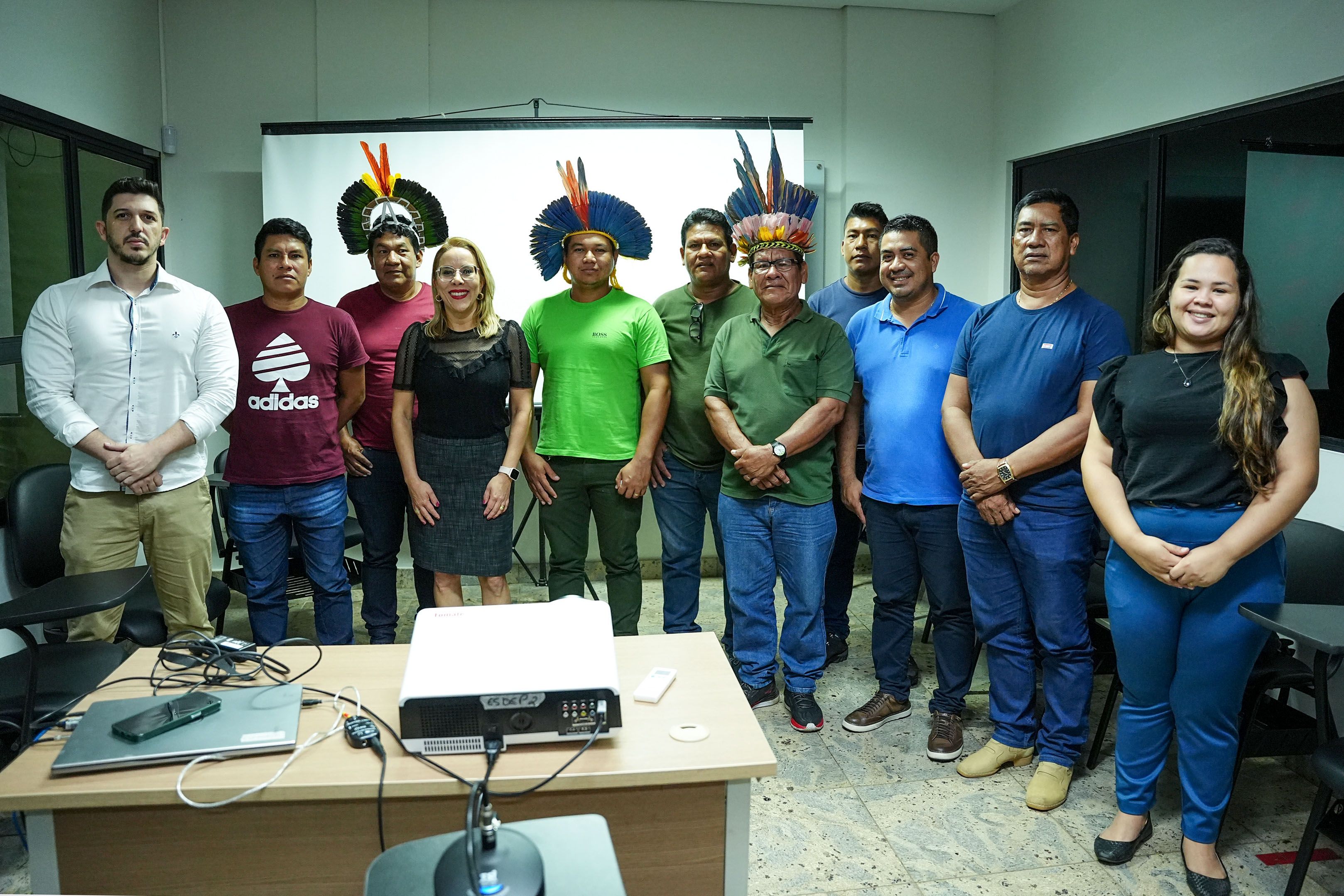 Representantes da Defensoria e Caciques que participaram da reunião