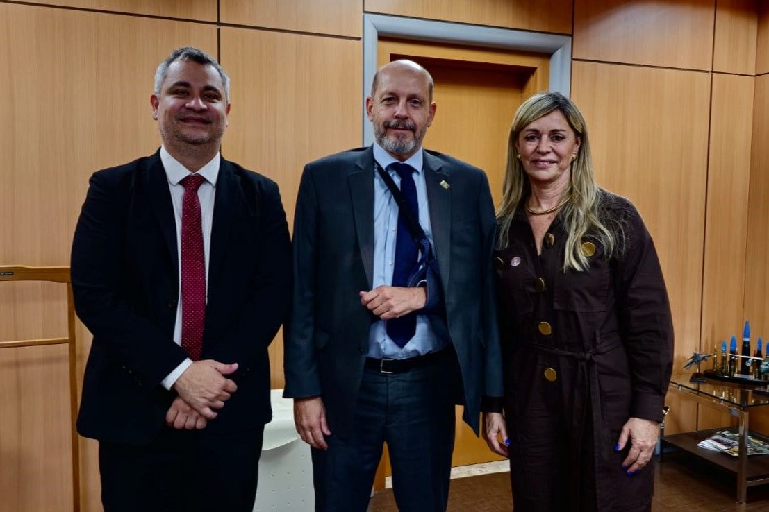 Estellamaris Postal e Pedro Alexandre com o  o chefe de Gabinete do Ministério da Defesa, Marcelo Martins Pimentel (C)