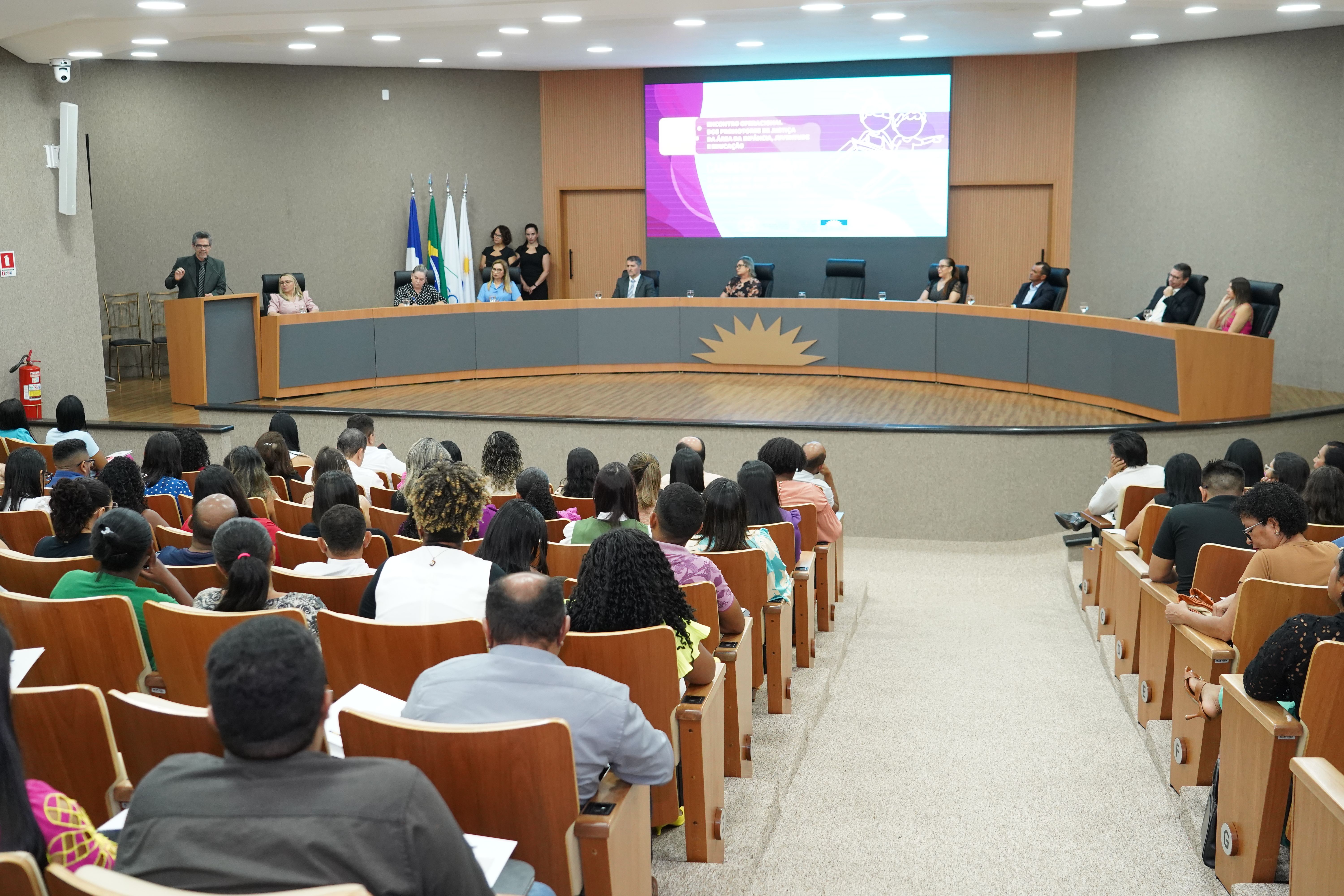 Evento conta com a participação de profissionais que atuam com políticas públicas de educação, saúde e assistência social
