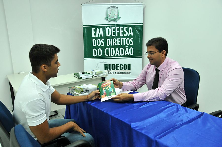 Defensor público e coordenador do NUDECON, Fabríciio Brito