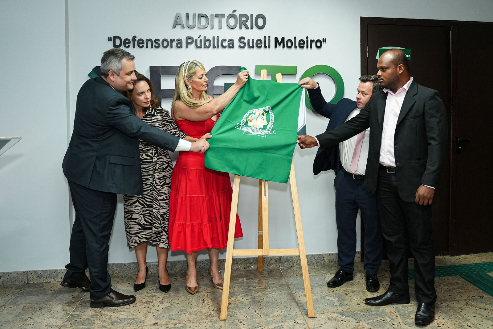 O descerramento da placa representa a entrega do novo auditório