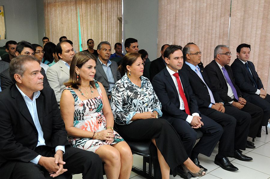 Autoridades durante a entrega das novas instalações do Núcleo Regional da Defensoria Pública em Porto Nacional