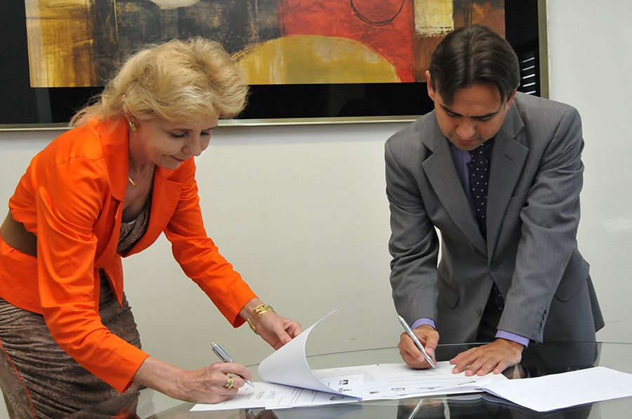 Silvana Maria Parfieniuk e defensor público geral, Marlon Amorim assina acordo de cooperação técnica e operacional para realização de mutirões