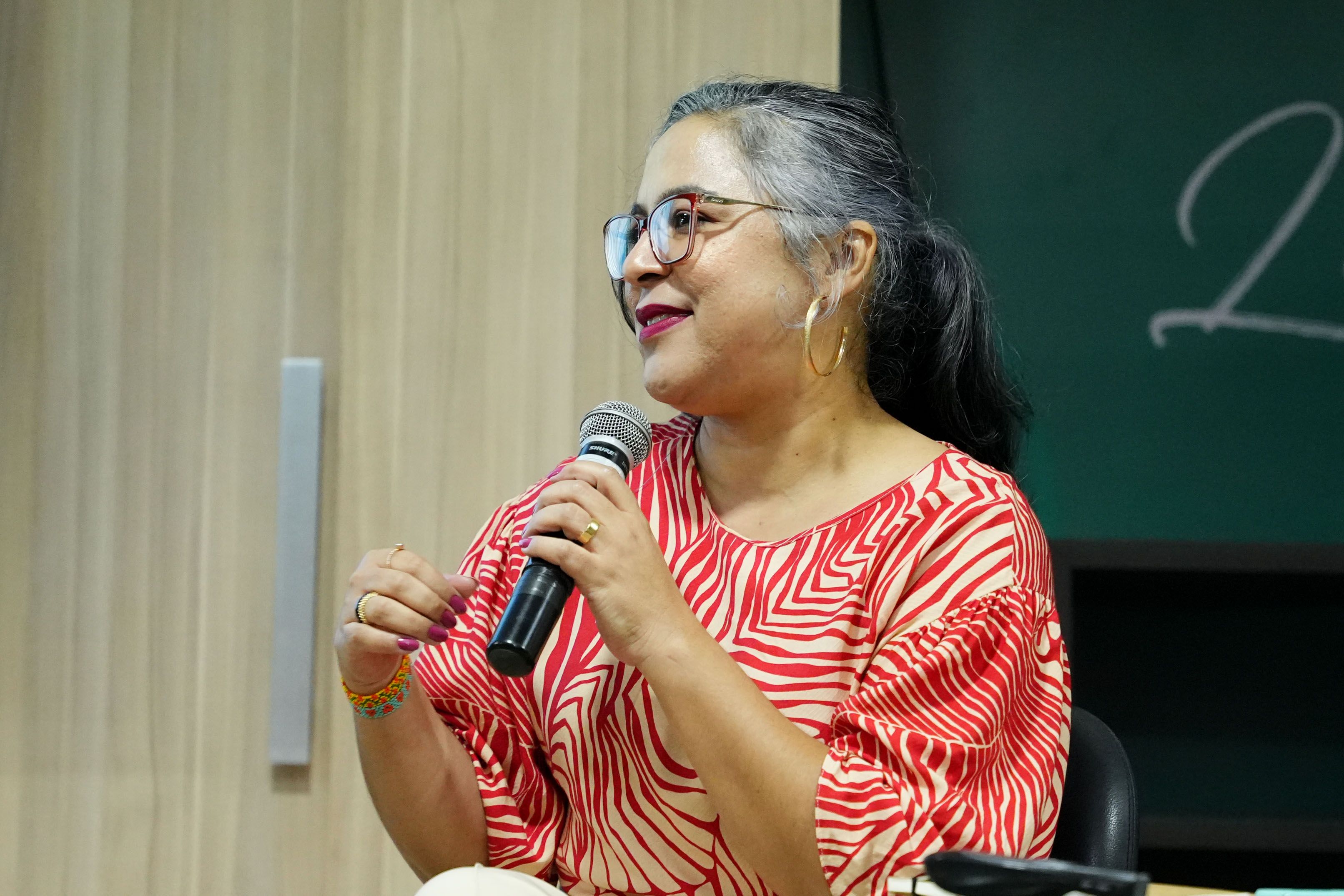 Kenia Martins mediou o painel “Políticas públicas de igualdade racial e saúde”,